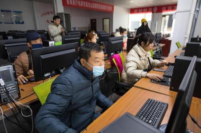 從城市格子間到鄉村直播間 一位河南青年的“網絡致富經”與幸福密碼